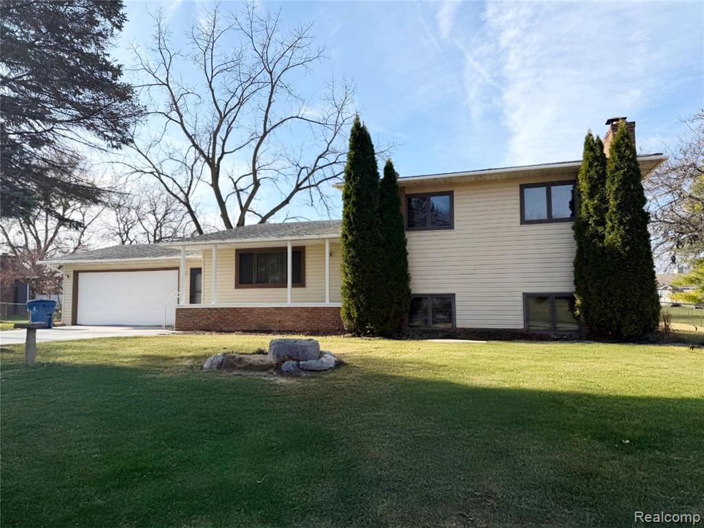 5106 Lakewood Drive, Grand Blanc, MI 48439 — front exterior