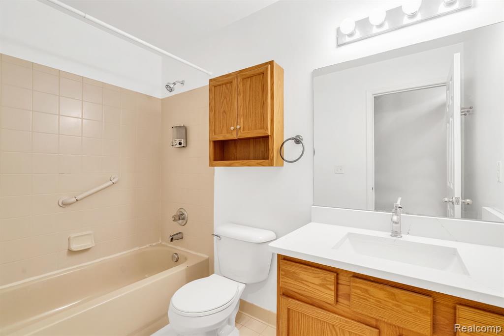 8208 Chesapeake Circle, Walled Lake, MI 48390 — Photo 30