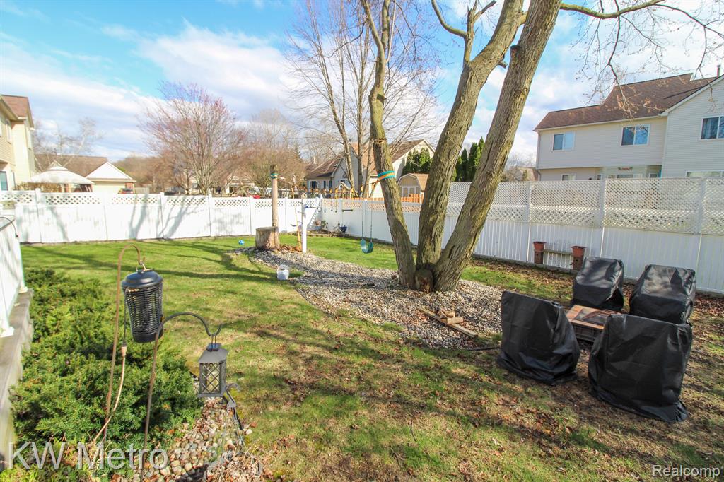 47037 REENE Drive, Belleville, MI 48111 — Photo 9