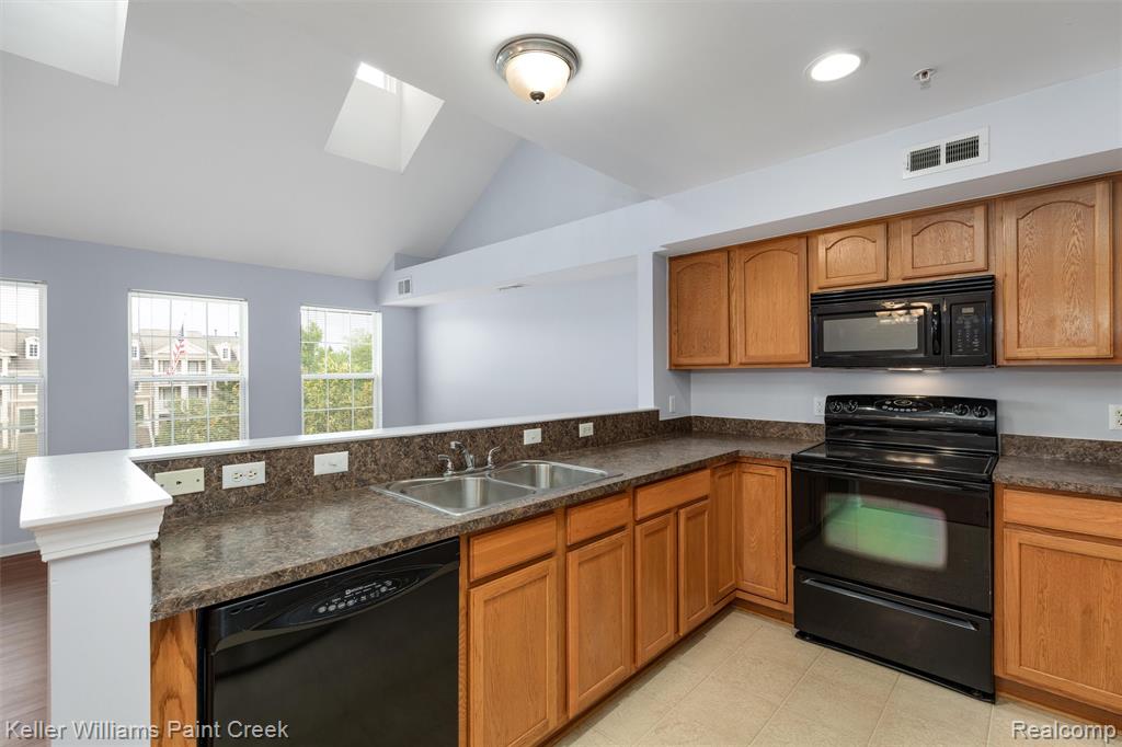 1093 Foxboro, Troy, MI 48083 — Photo 7