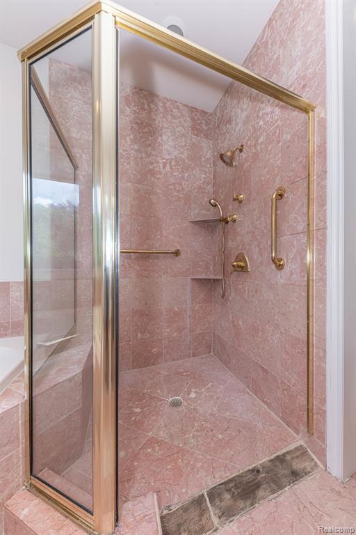 5003 HICKORY POINTE Drive, Orchard Lake Village, MI 48323 — Photo 47