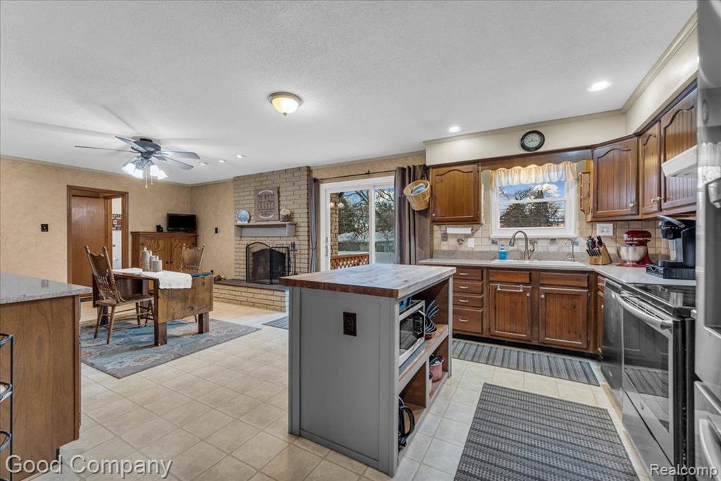 745 HOGARTH Avenue, Waterford, MI 48328 — Photo 10