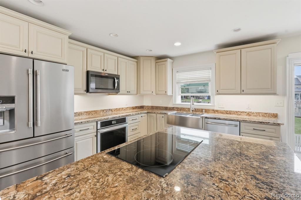 37752 Huron Pointe Drive, Harrison Township, MI — Photo 3