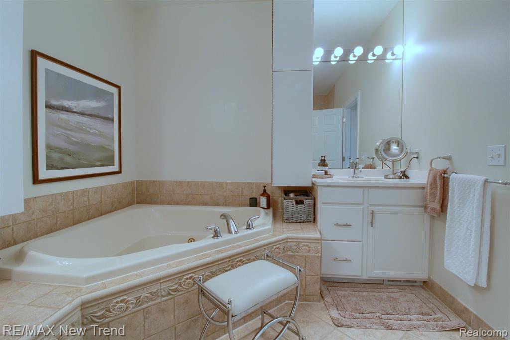 49698 Timber Trail, Novi, MI — Photo 26