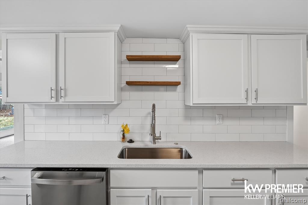 5658 Crescent Road, Waterford, MI 48327 — Photo 5