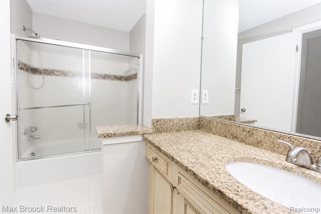 7139 Creeks Crossing, West Bloomfield, MI — Photo 32