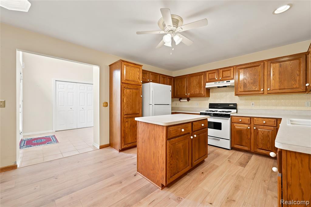 54698 Bellingham Drive, 56, Utica, MI 48316 — Photo 13