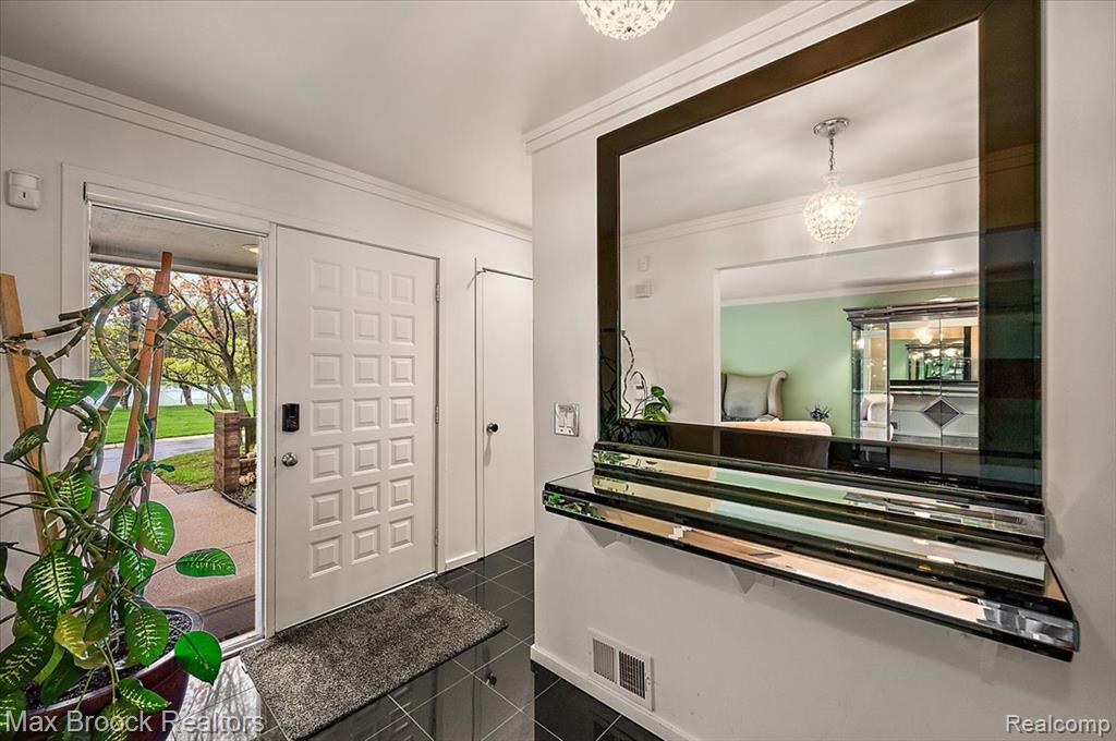 1592 S Hill Circle, Bloomfield Hills, MI 48304 — Photo 5
