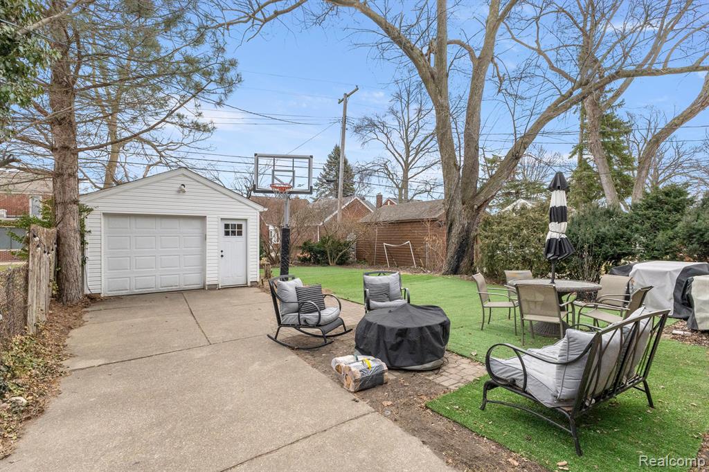 916 N MELBORN Street, Dearborn, MI 48128 — Photo 33