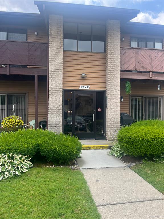 7547 MANOR Circle, 201, Westland, MI — Photo 22