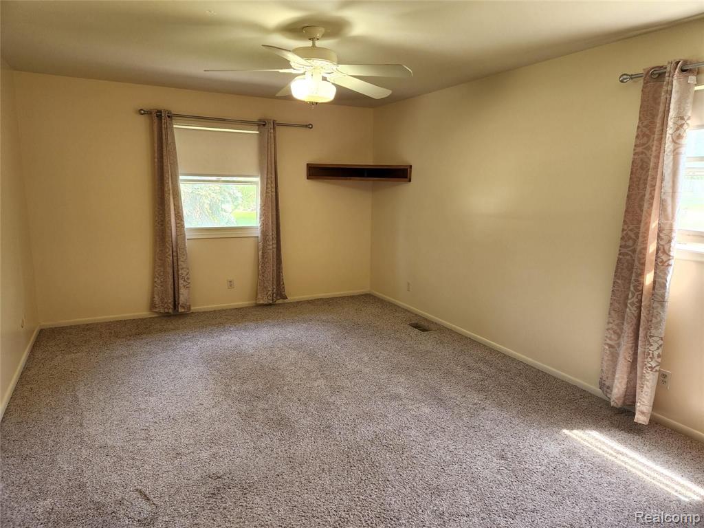 6186 KINGS CROWN Road, Grand Blanc, MI 48439 — Photo 13