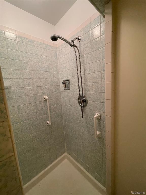 6585 FENTON Street, Dearborn Heights, MI 48127 — Photo 13