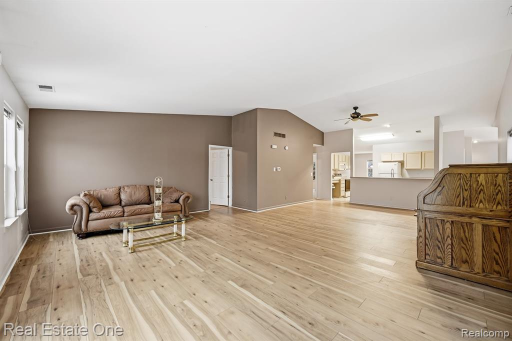 4885 Oak Hill Drive, 20, Waterford, MI 48329 — Photo 6