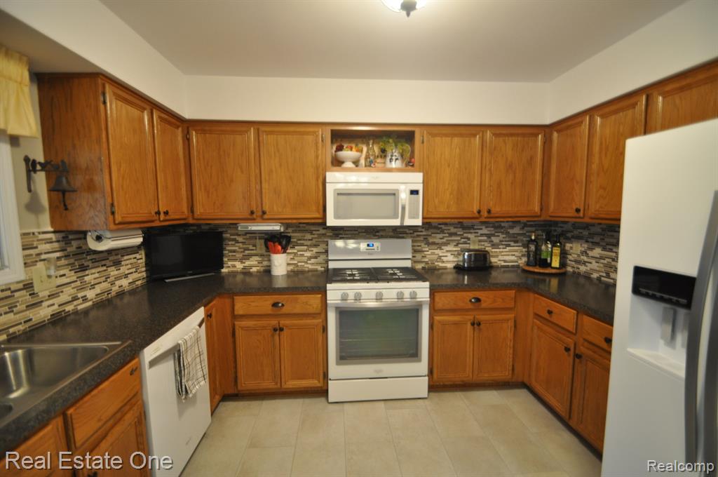 46654 SPRINGHILL Drive, Utica, MI 48317 — Photo 9