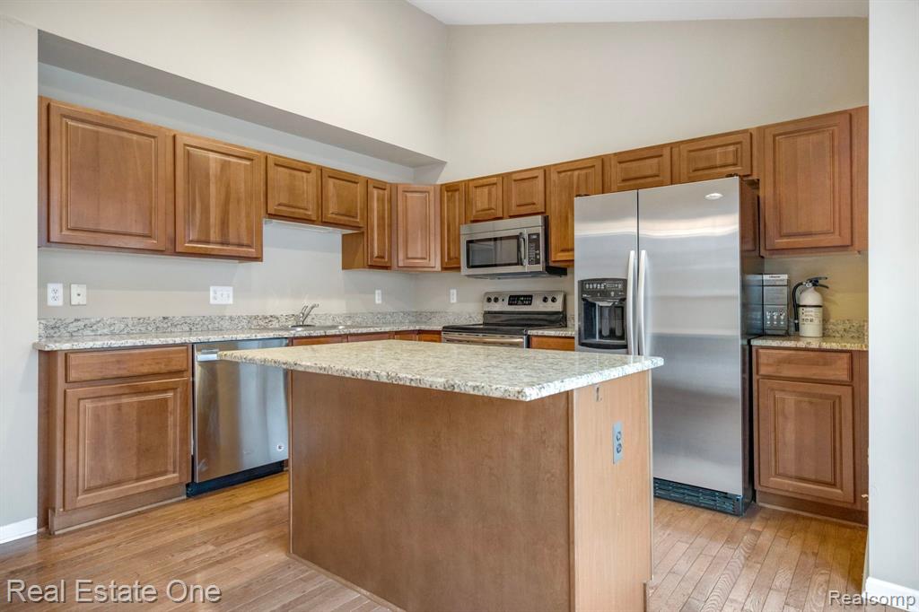 6975 EDGEWATER Drive, Troy, MI 48085 — Photo 8