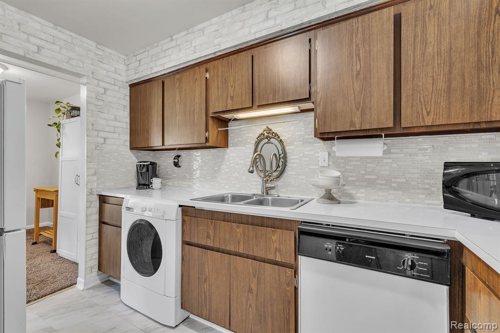 1842 COLONIAL VILLAGE Way, 2, Waterford, MI 48328 — Photo 13