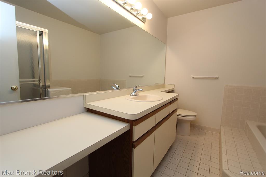 4029 Foxpointe Drive, West Bloomfield, MI 48323 — Photo 23