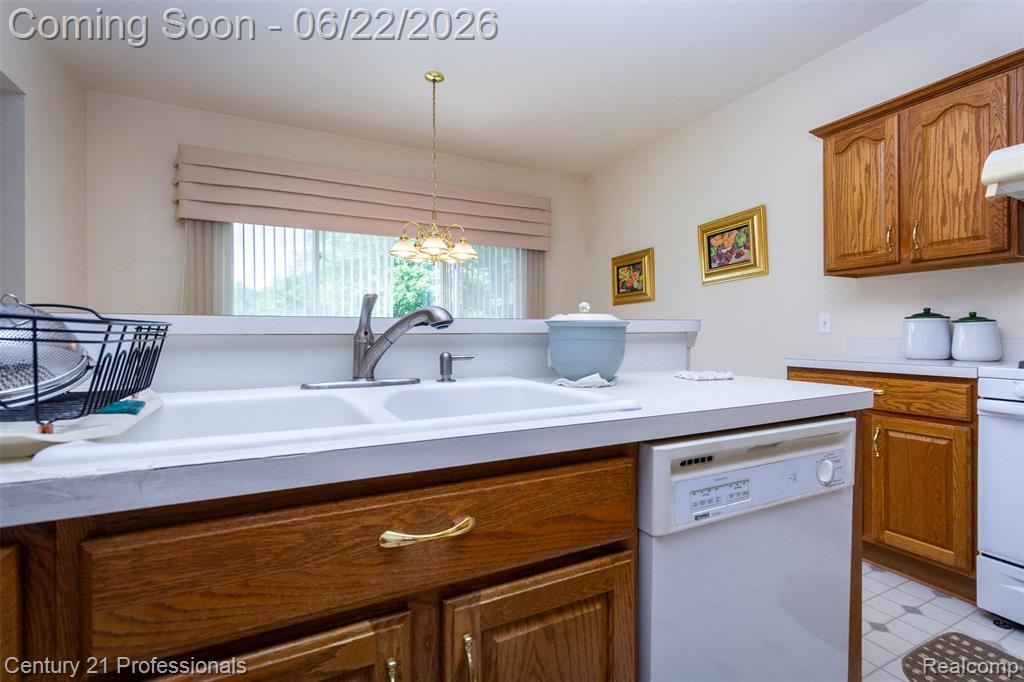 8225 Brookstone Lane, Clawson, MI 48348 — Photo 11