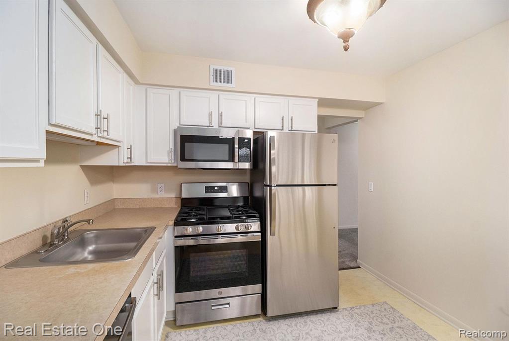 444 FOX HILLS Drive N, A-8, Bloomfield Hills, MI 48304 — Photo 9