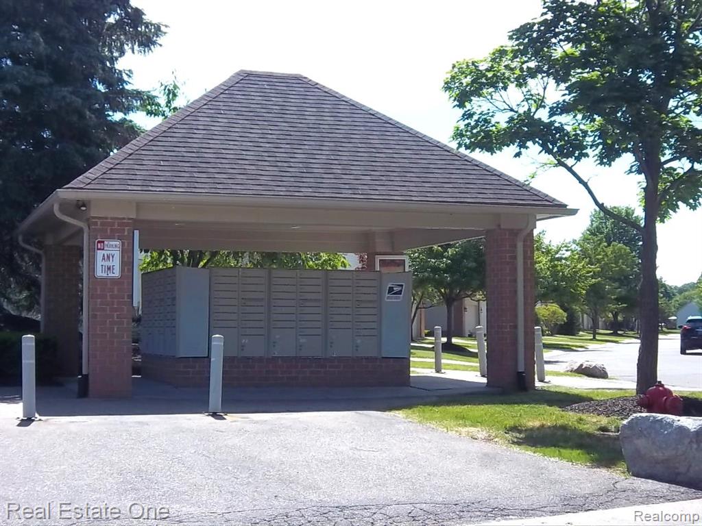 2054 MAPLEHURST Drive, 46, Commerce Twp, MI 48390 — Photo 25