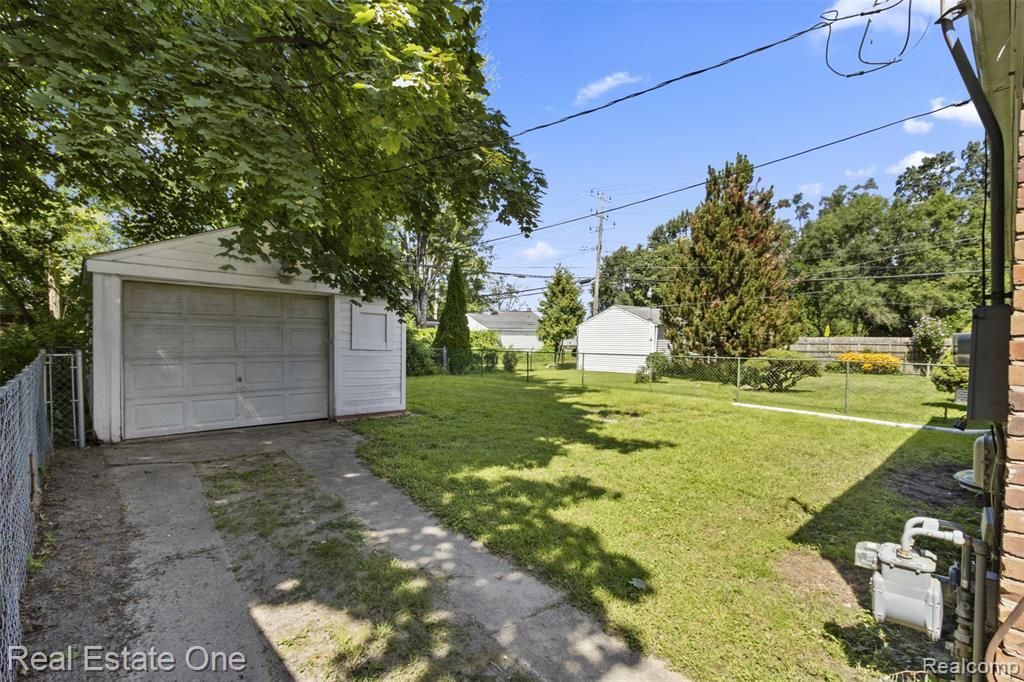 12725 RIVERVIEW, Detroit, MI 48223 — Photo 11