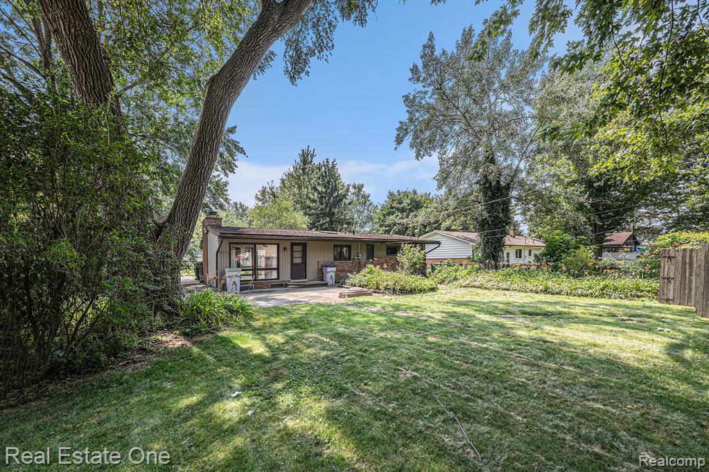 60610 Sue Street, South Lyon, MI 48178 — Photo 13
