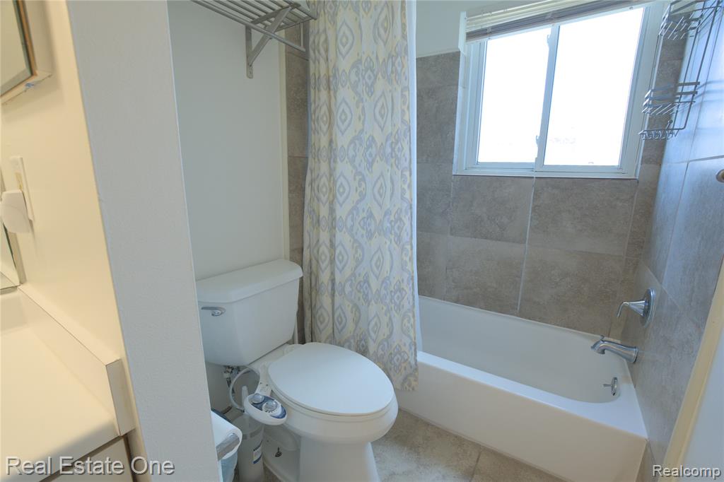 657 E Fox Hills Drive, Bloomfield Hills, MI 48304 — Photo 15
