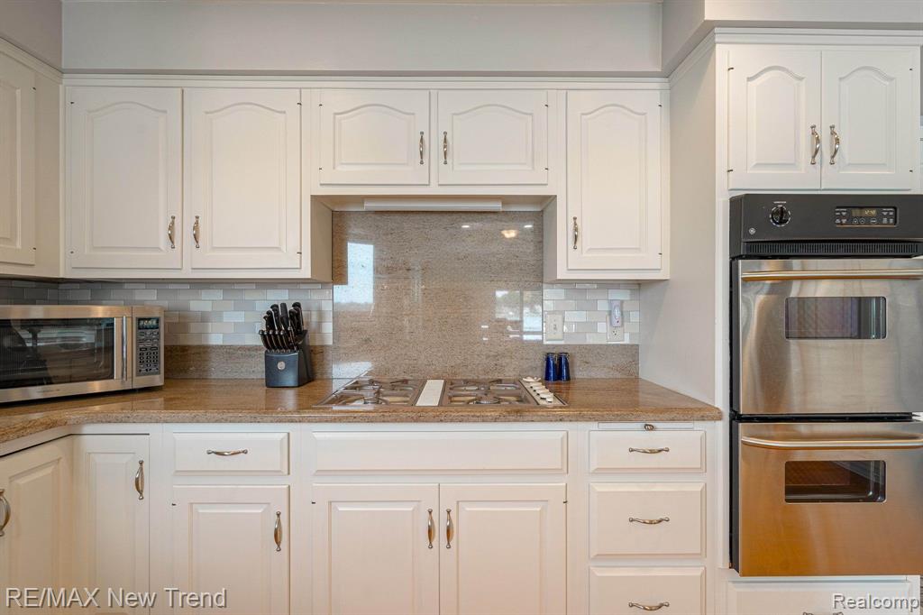 6768 HATCHERY Road, Waterford, MI 48327 — Photo 21