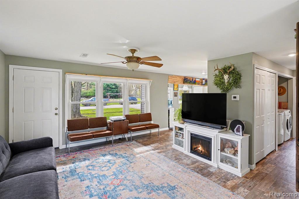 717 Oak Park Drive, Fenton, MI 48430 — Photo 2