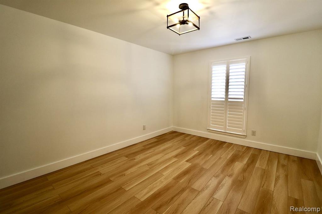 521 MULBERRY Street, Wyandotte, MI 48192 — Photo 13
