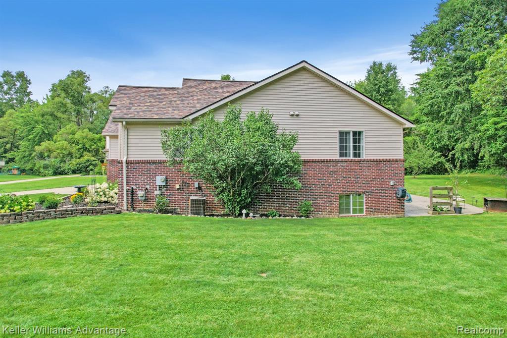5085 HICKORY Trail, Grand Blanc, MI 48439 — Photo 13