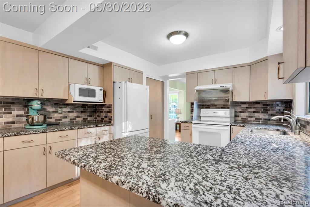 29100 Creek Bend Drive, Farmington, MI 48331 — Photo 11