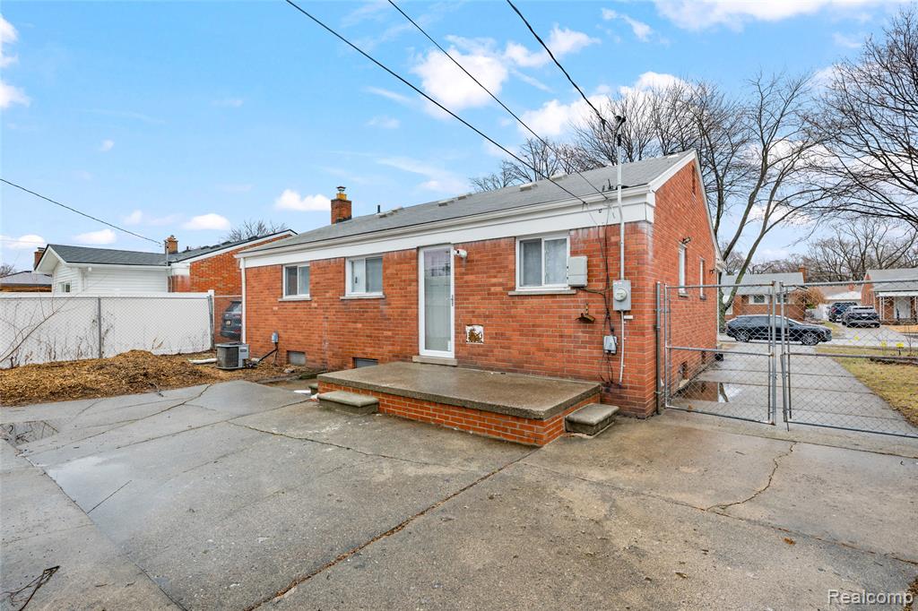 8539 Salem Lane, Dearborn Heights, MI 48127 — Photo 5