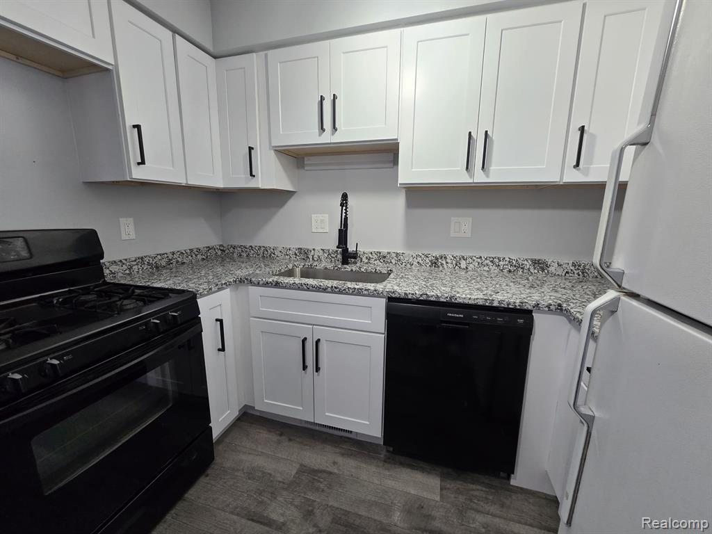 8410 HICKORY DR Drive, Sterling Heights, MI 48312 — Photo 7