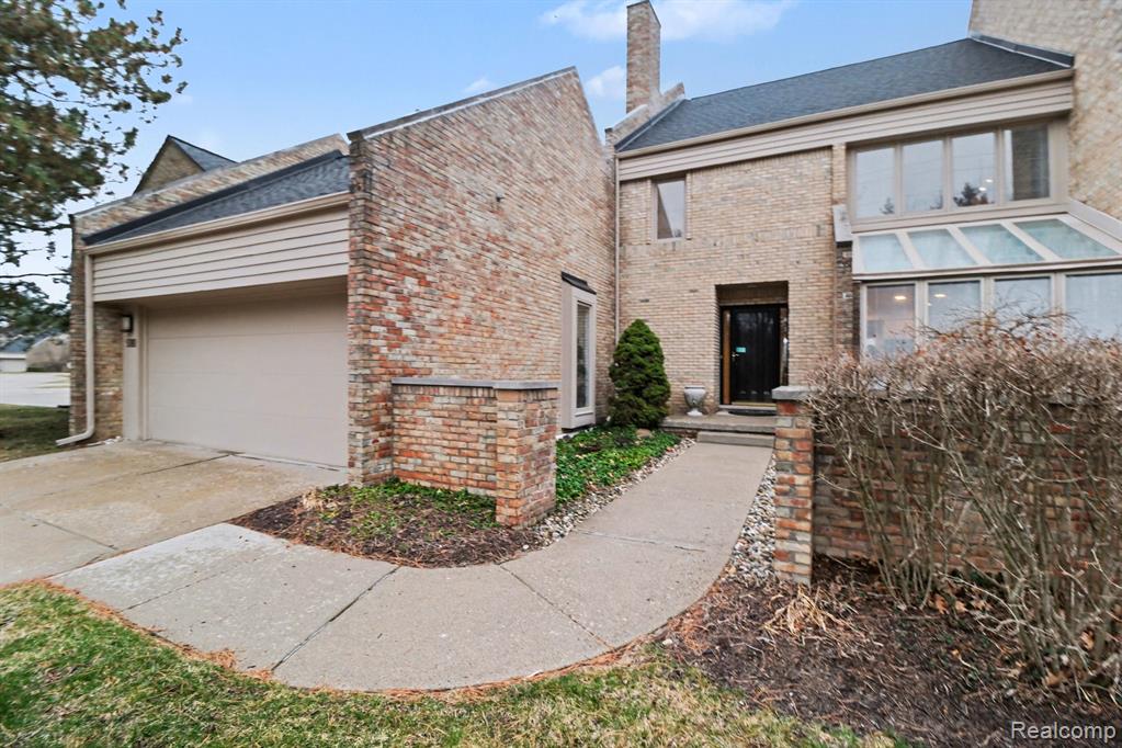 5080 Mirror Lake Court, West Bloomfield, MI 48323 — front exterior