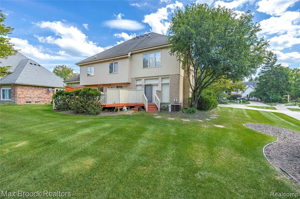 6684 Stonebridge E, West Bloomfield, MI — Photo 50