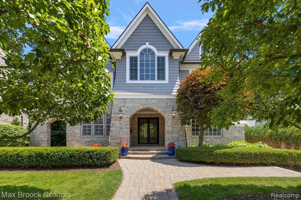 620 Lakeside Drive, Birmingham, MI 48009