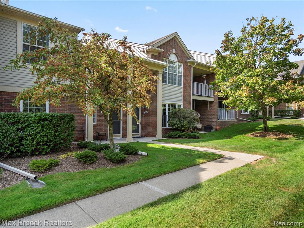 1844 FLAGSTONE Circle, Rochester, MI 48307 — Photo 3