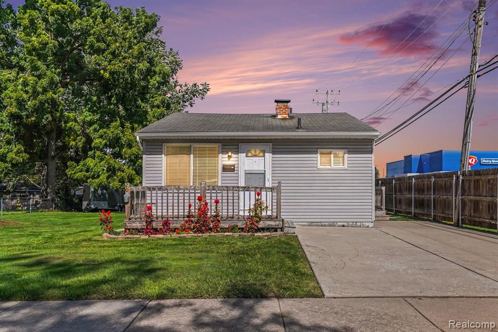 20 W New York Avenue, Pontiac, MI 48340
