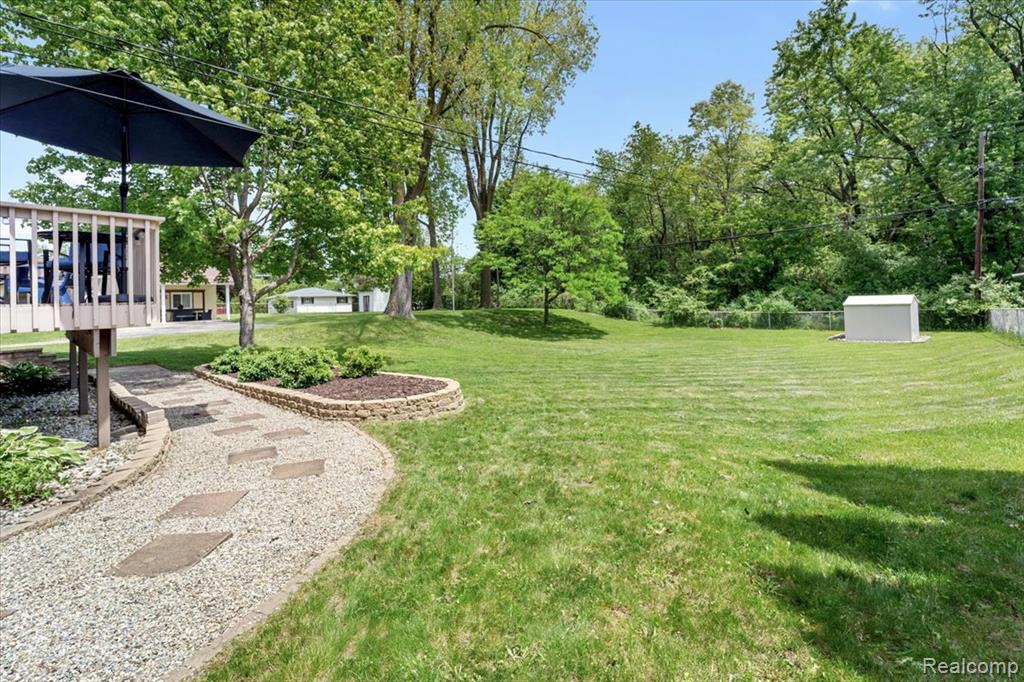 422 Robert Court, Auburn Hills, MI 48326 — Photo 19