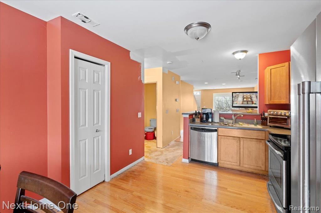 609 VILLAGE Lane, Milford, MI 48381 — Photo 7
