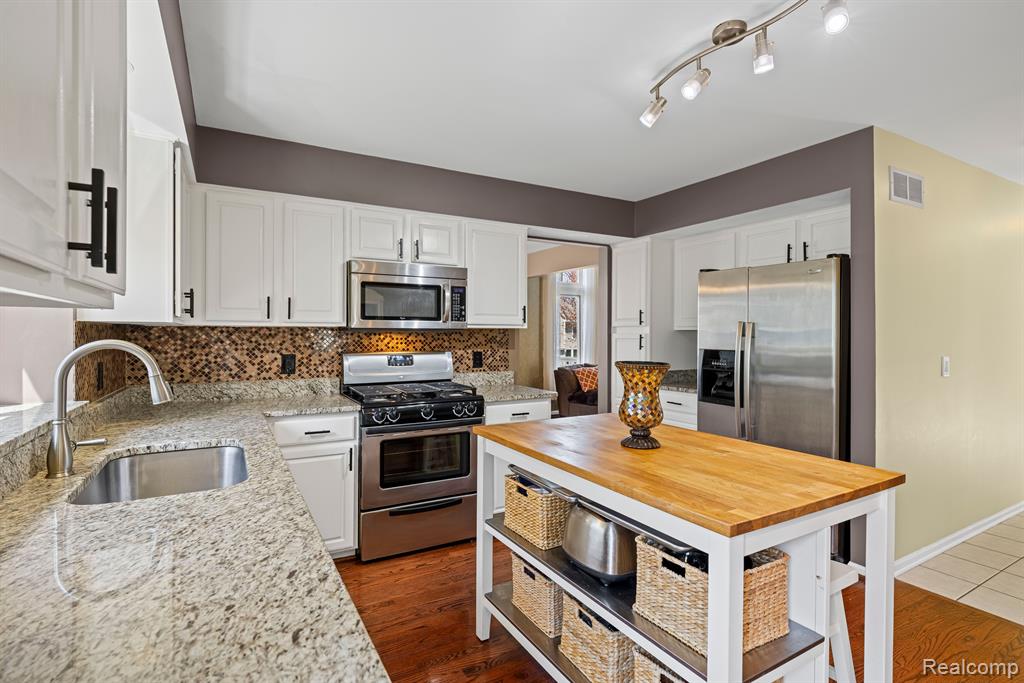 42890 BROOKSTONE Drive, Novi, MI 48377 — Photo 14