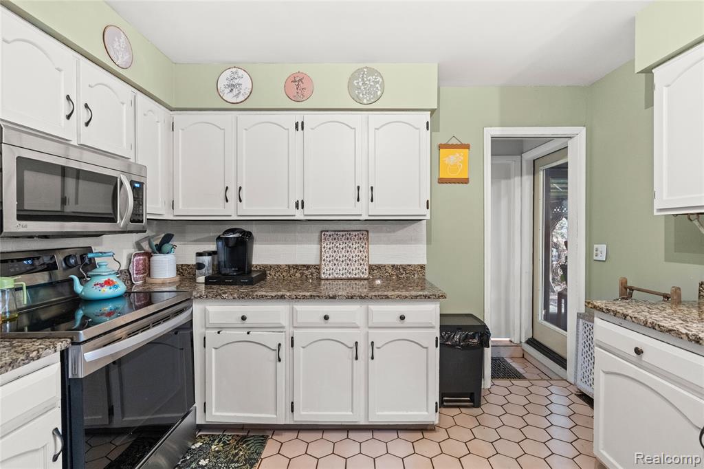 6076 E Carpenter Road, Flint, MI 48506 — Photo 10