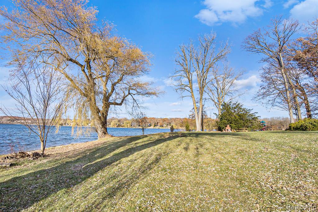 736 Beachway Drive, White Lake, MI 48383 — Photo 25