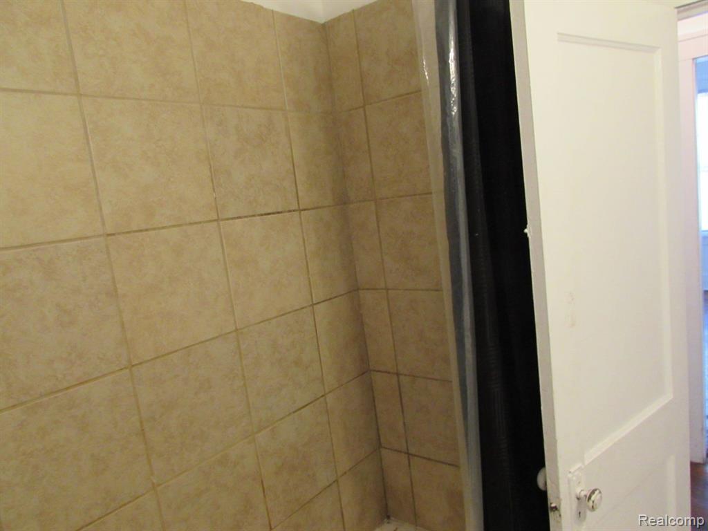 5270 MONTCLAIR Street, Detroit, MI 48213 — Photo 21