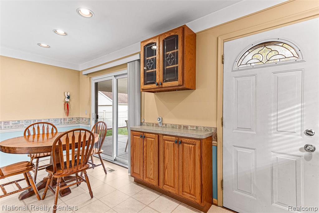 6104 Ardmore Park Circle, Dearborn Heights, MI 48127 — Photo 11