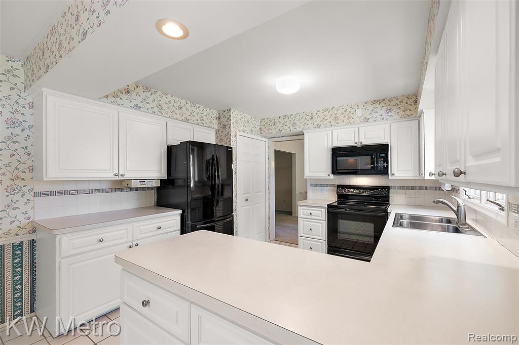 7036 Lindenmere Drive, Bloomfield Hills, MI 48301 — Photo 13