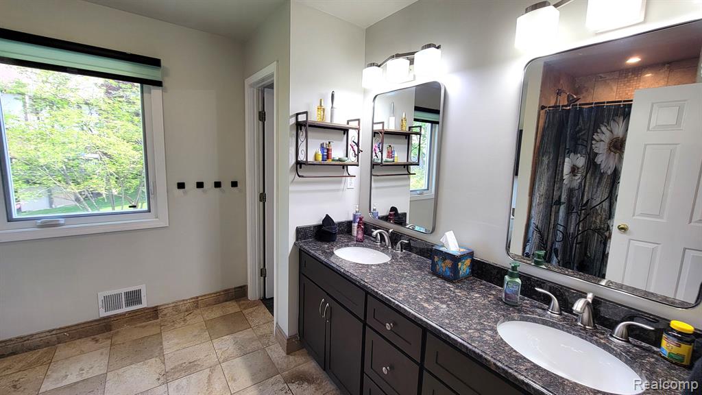 6192 N SHORE Drive, West Bloomfield, MI 48324 — Photo 28