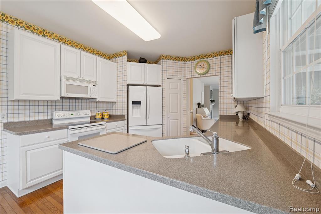 4035 Hillsdale Drive, Auburn Hills, MI 48326 — Photo 17