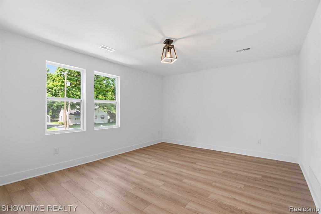19320 Gaylord, Redford, MI 48240 — Photo 12